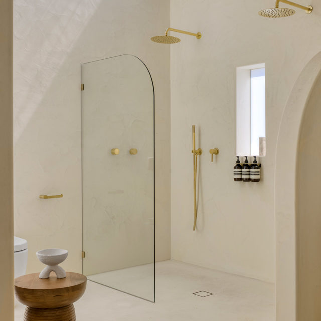 Elegant bathroom coated in a minimal plaster surface finish