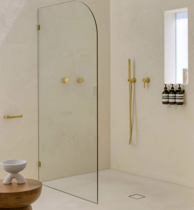 https://stuccoitaliano.com/wp-content/uploads/2024/10/hydrocement-seamless-shower-finish-stucco-italiano-2-640x692.jpg